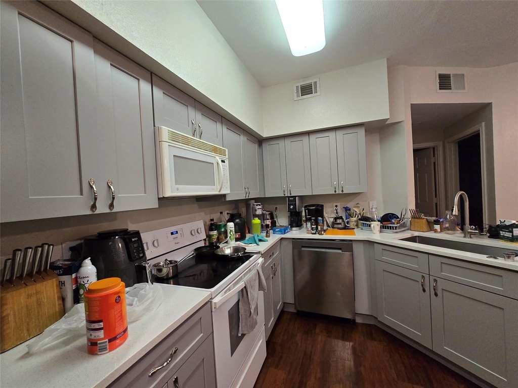 2320 Gracy Farms Ln - Photo 1