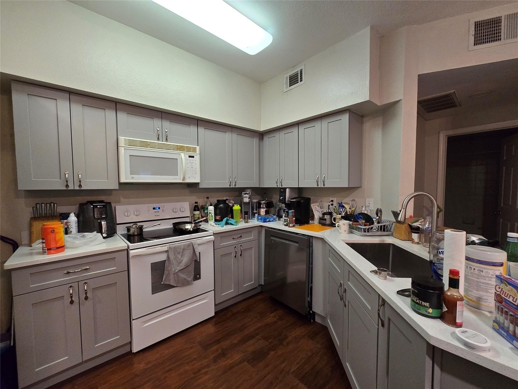 2320 Gracy Farms Ln - Photo 2