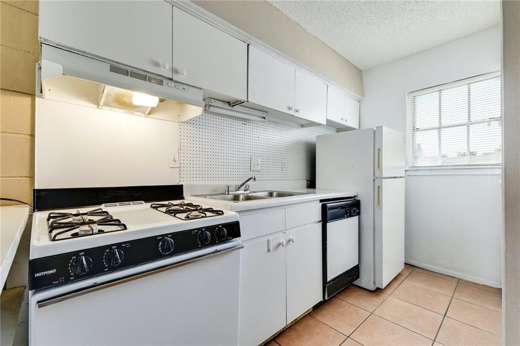 311 E 31st St - Photo 1