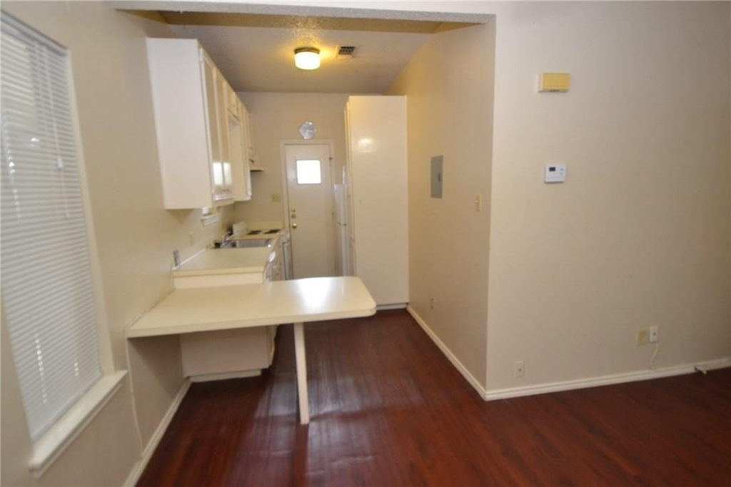 4401 Speedway - Photo 5
