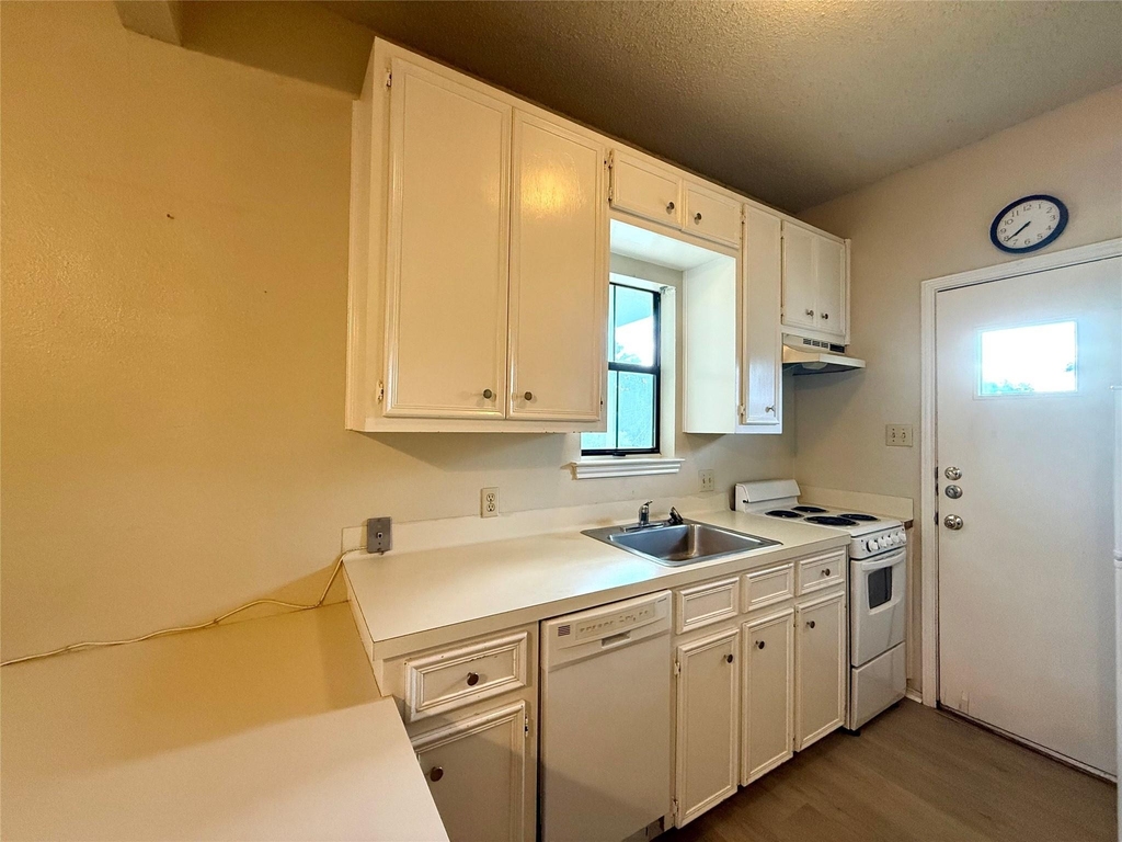 4401 Speedway - Photo 6