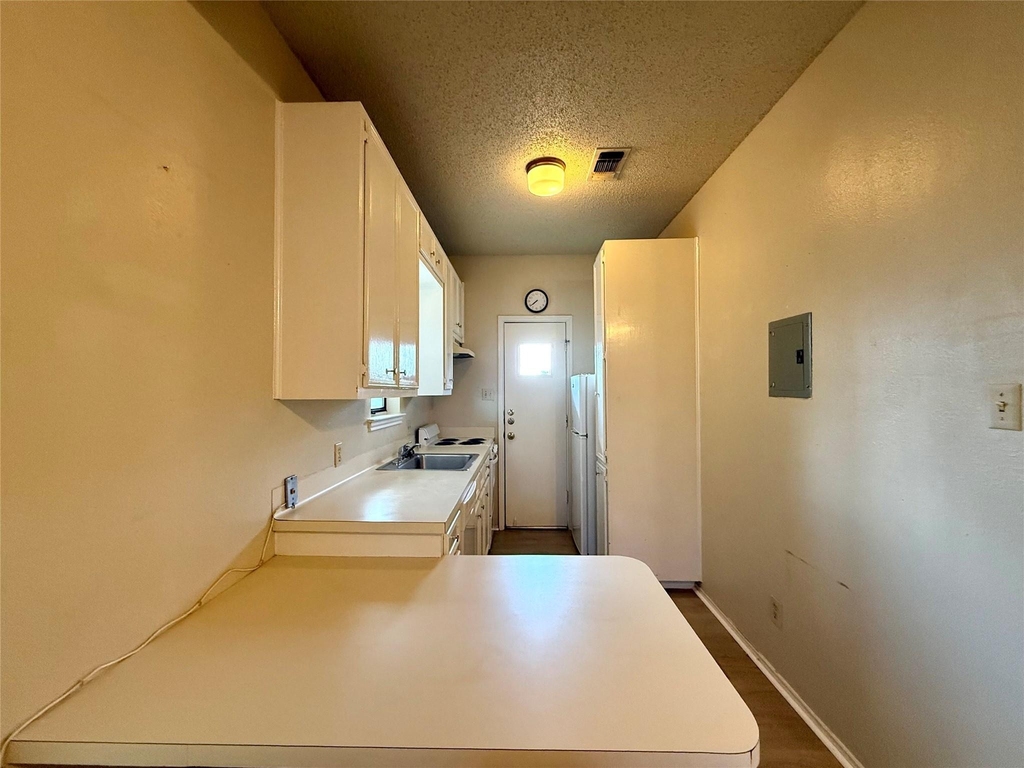 4401 Speedway - Photo 5