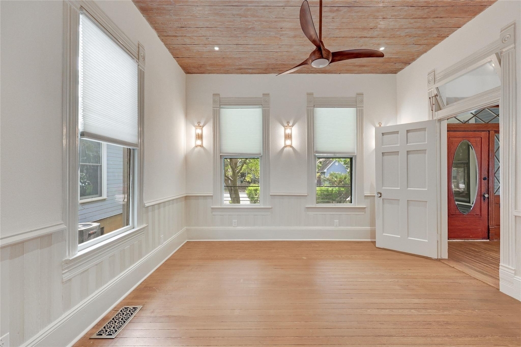 904 Willow St - Photo 2
