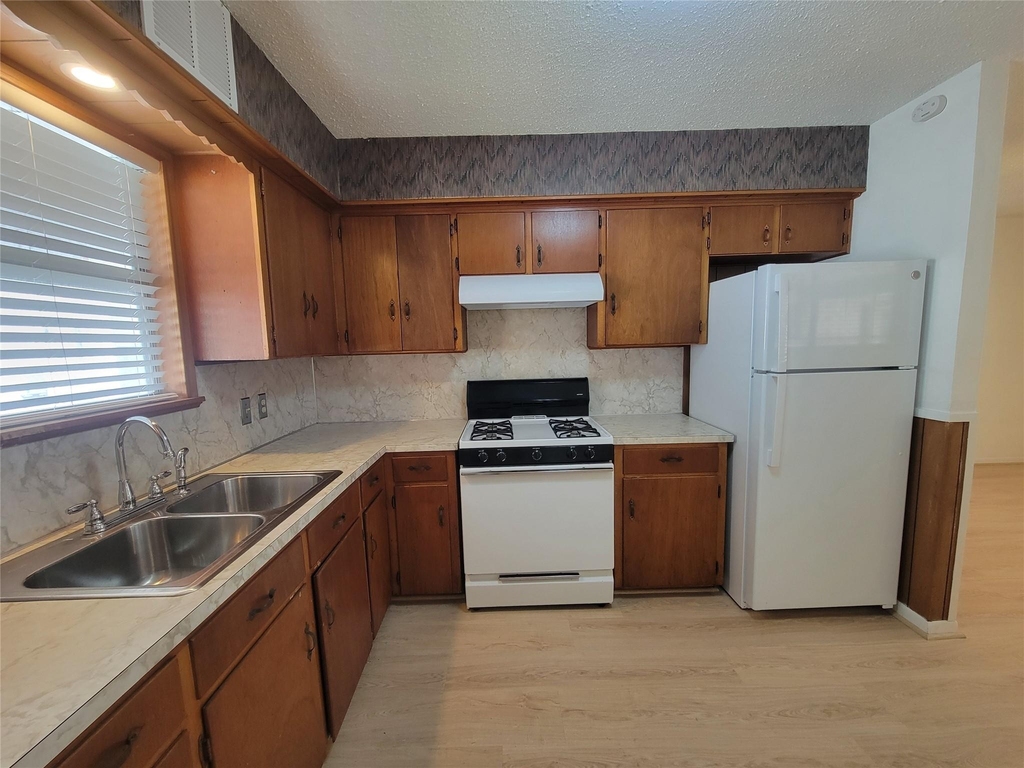 5806 Nassau Dr - Photo 2