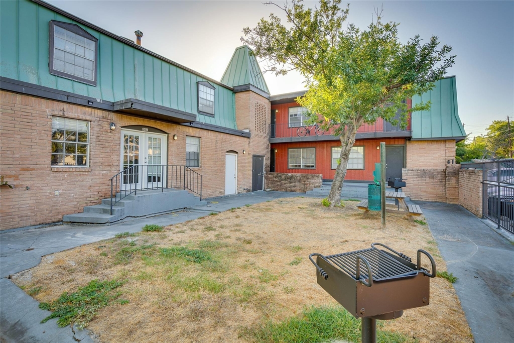 307 E 31 St - Photo 9