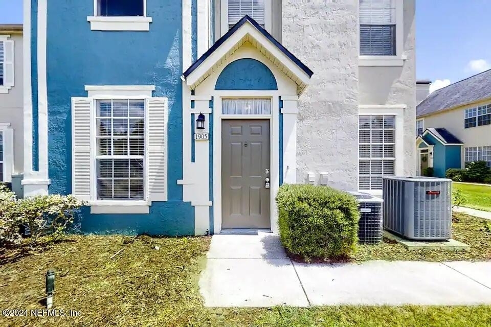 13703 Richmond Park Drive N - Photo 0