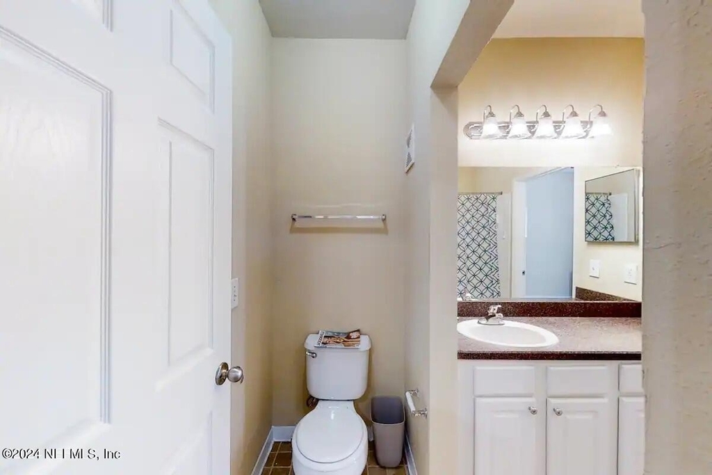 13703 Richmond Park Drive N - Photo 11