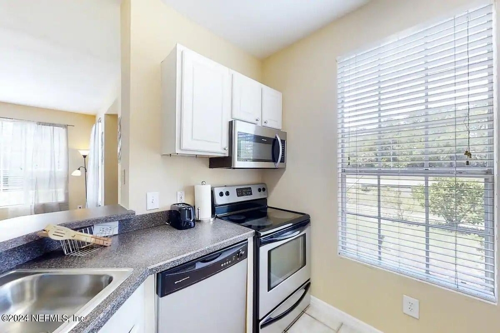 13703 Richmond Park Drive N - Photo 13