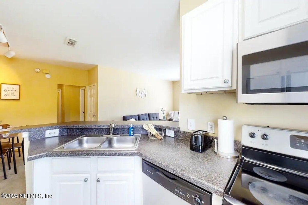 13703 Richmond Park Drive N - Photo 12