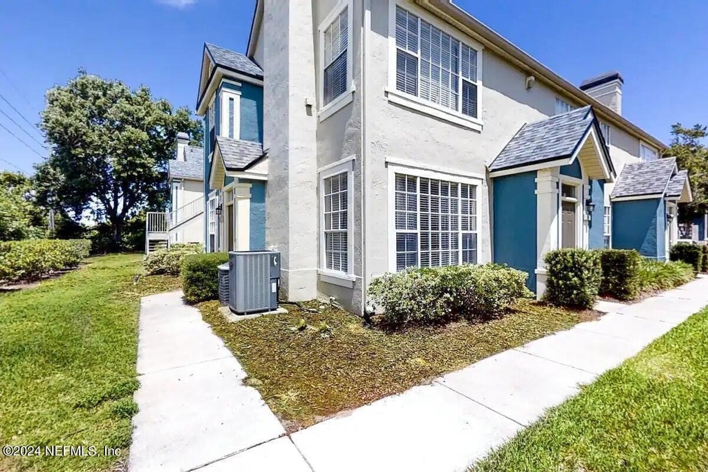 13703 Richmond Park Drive N - Photo 3