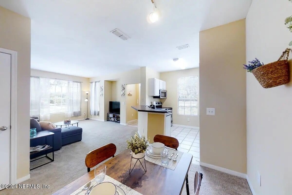 13703 Richmond Park Drive N - Photo 7