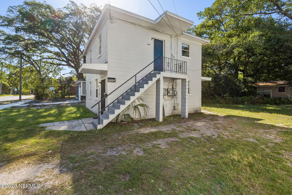 1104 W 29th Street - Photo 2