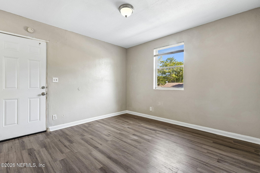1104 W 29th Street - Photo 6