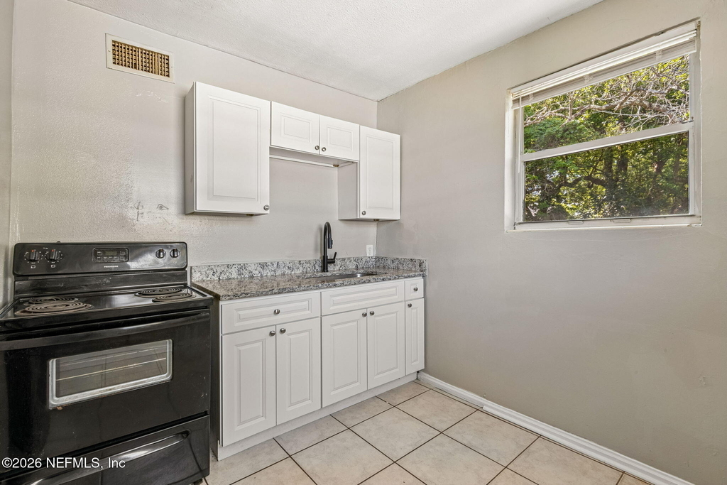 1104 W 29th Street - Photo 9