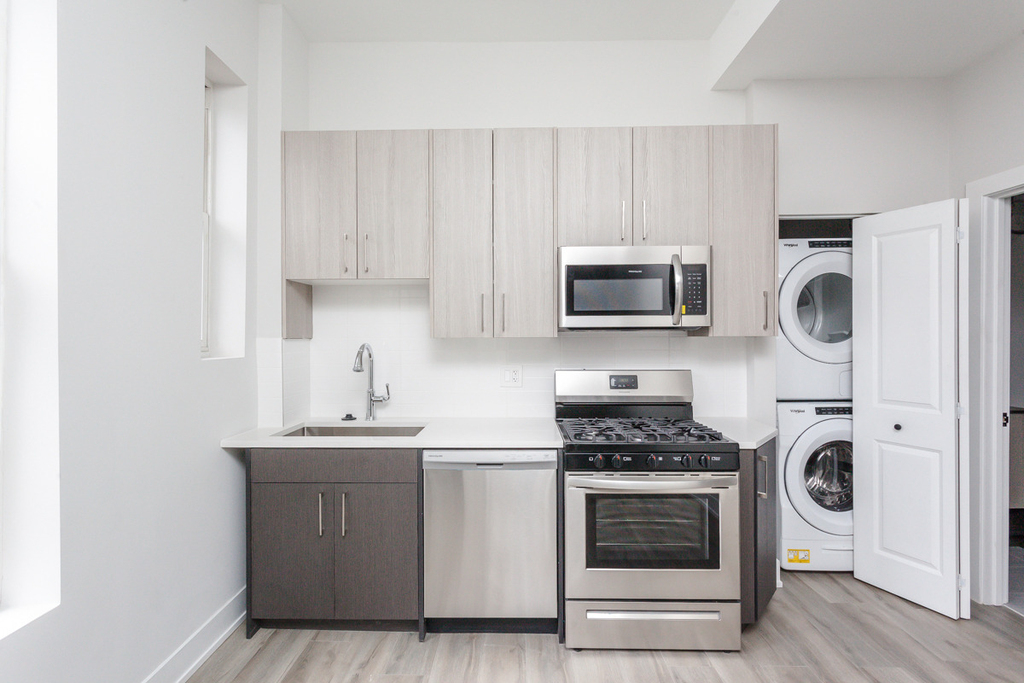 818 W 18th Street - Photo 1