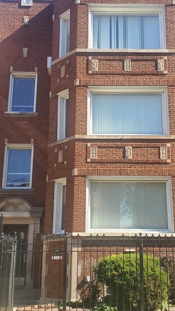 7827 S Winchester Avenue - Photo 1