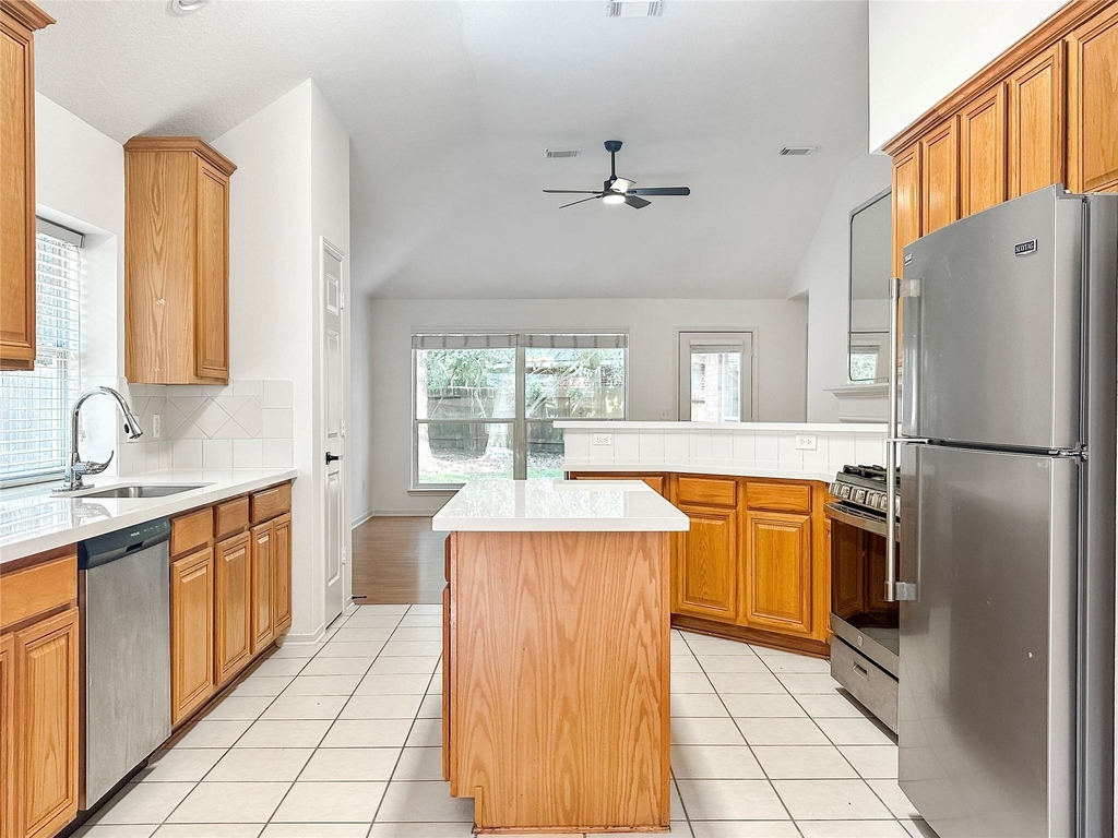 126 N Willow Point Circle - Photo 2