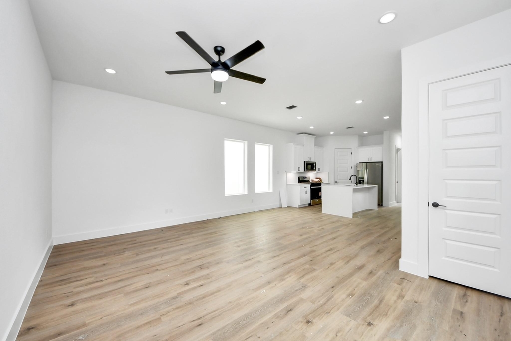 8313 Venus Street - Photo 2