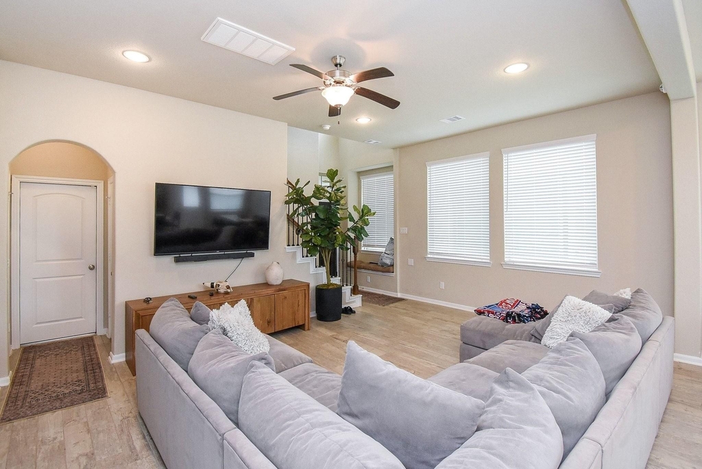 8726 Laurel Crest Drive - Photo 4
