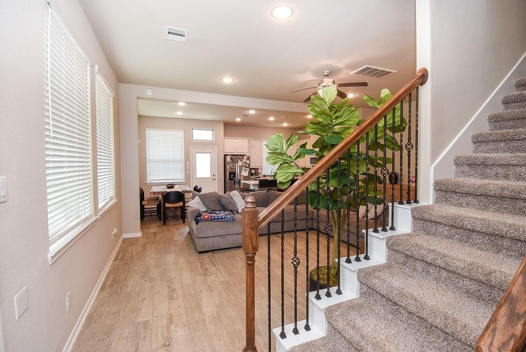 8726 Laurel Crest Drive - Photo 2