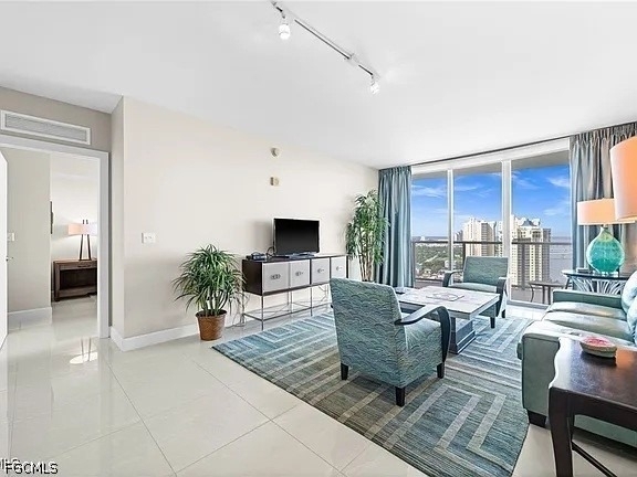 3000 Oasis Grand Boulevard - Photo 5