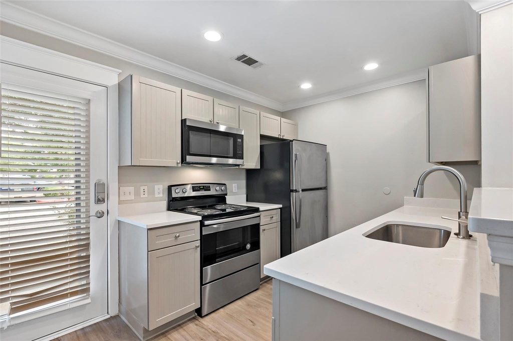 1725 Harvey Mitchell Parkway S - Photo 10