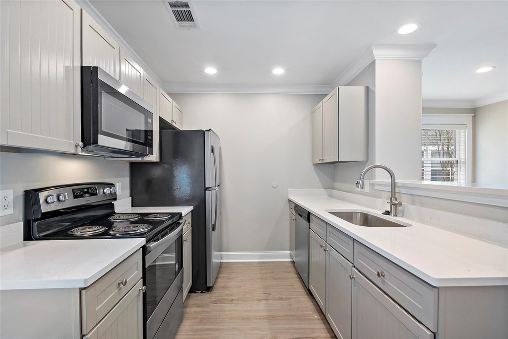 1725 Harvey Mitchell Parkway S - Photo 11