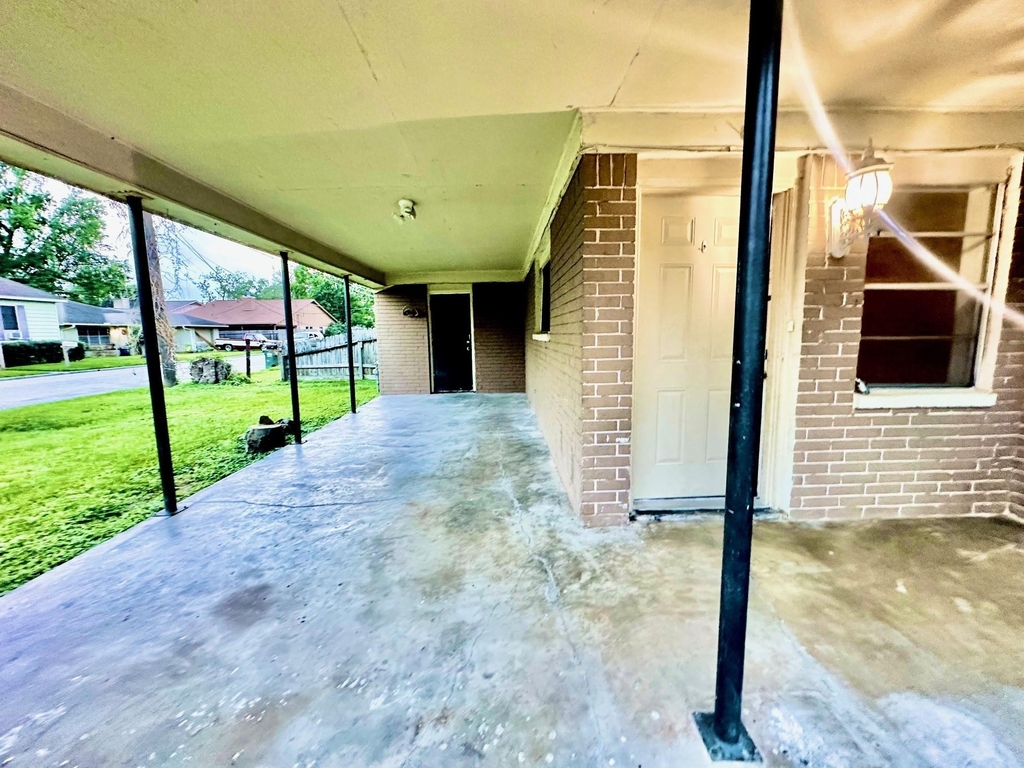 320 S Avenue F - Photo 1