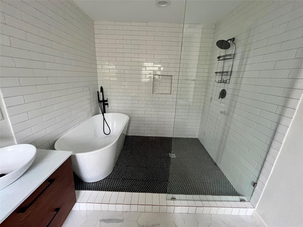 302 Moody Street - Photo 6