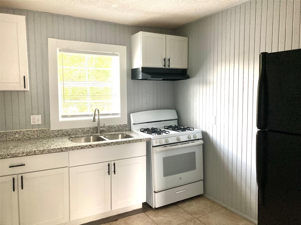 3315 Reeves Street - Photo 4