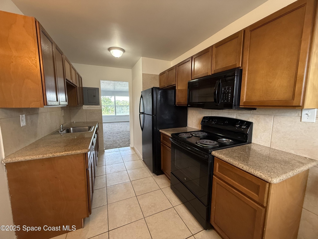 1432 Parkway Drive - Photo 3