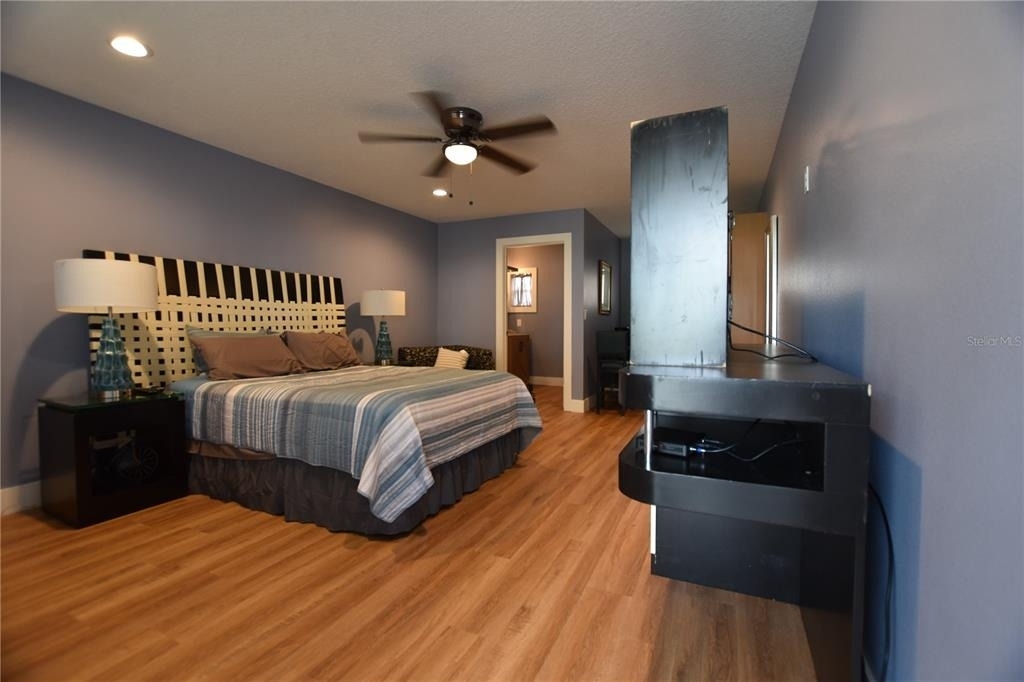 704 S Lakeshore Boulevard - Photo 2