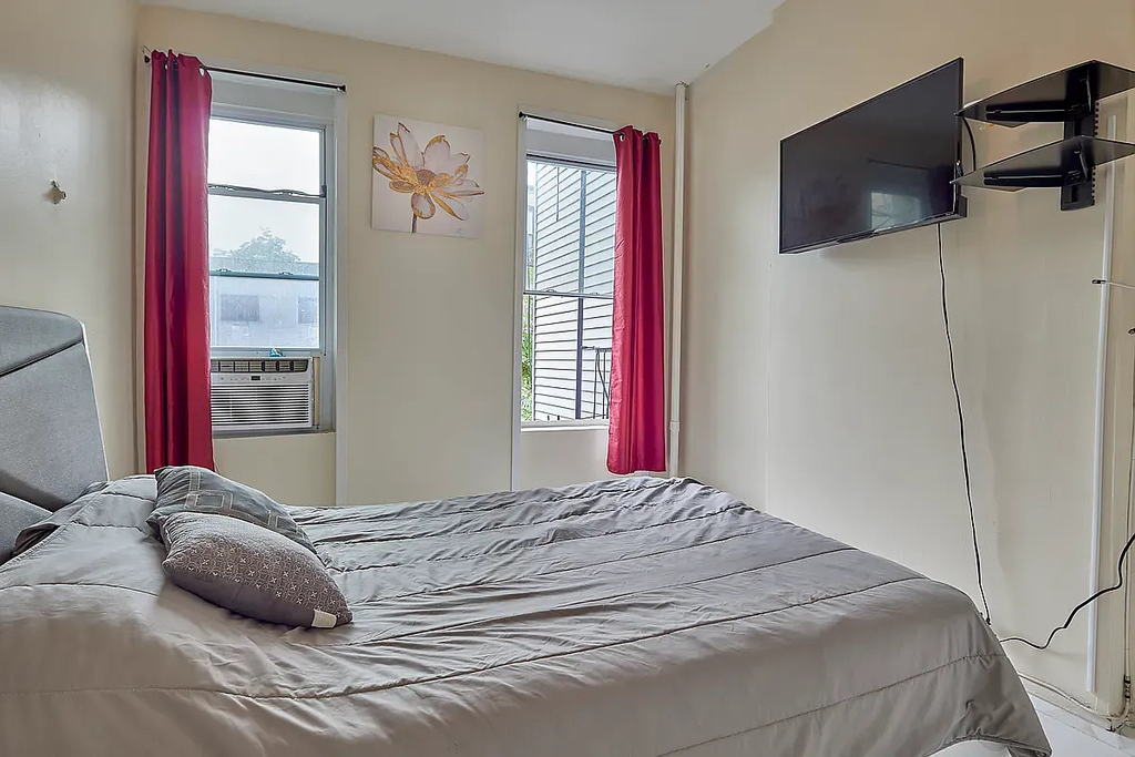 912 Gates Avenue - Photo 2