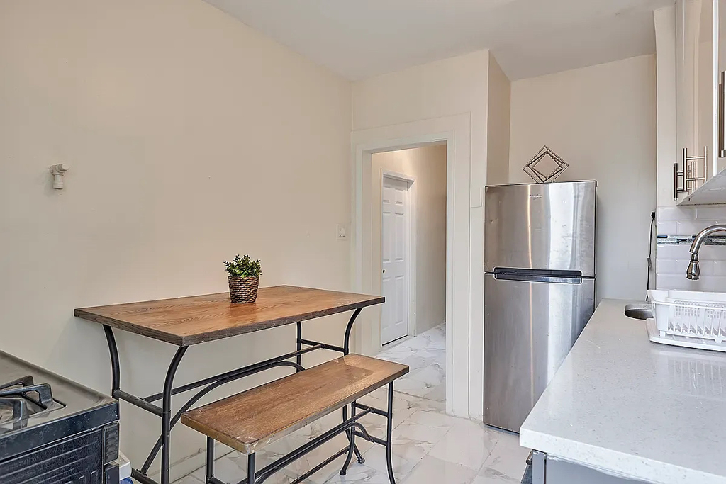 912 Gates Avenue - Photo 1