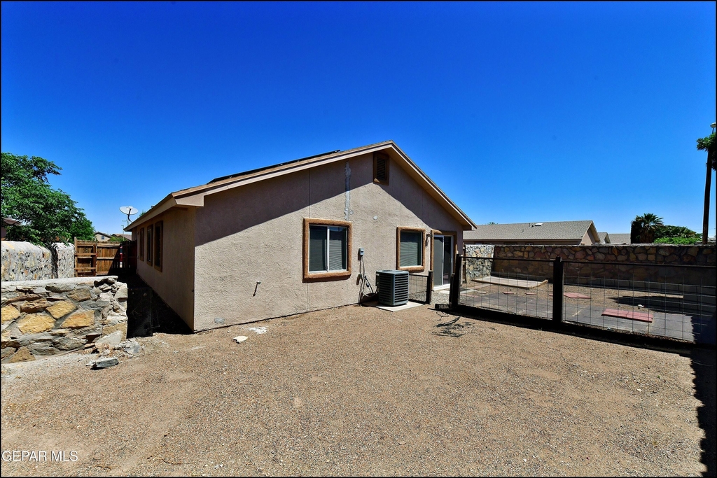 12976 Enrique Gomez Drive - Photo 43