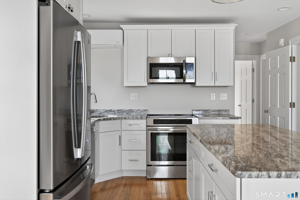 138 Bank Street - Photo 3