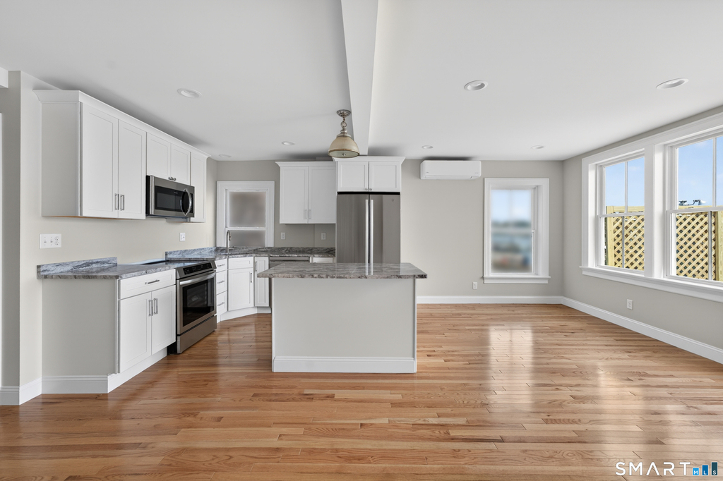 138 Bank Street - Photo 2