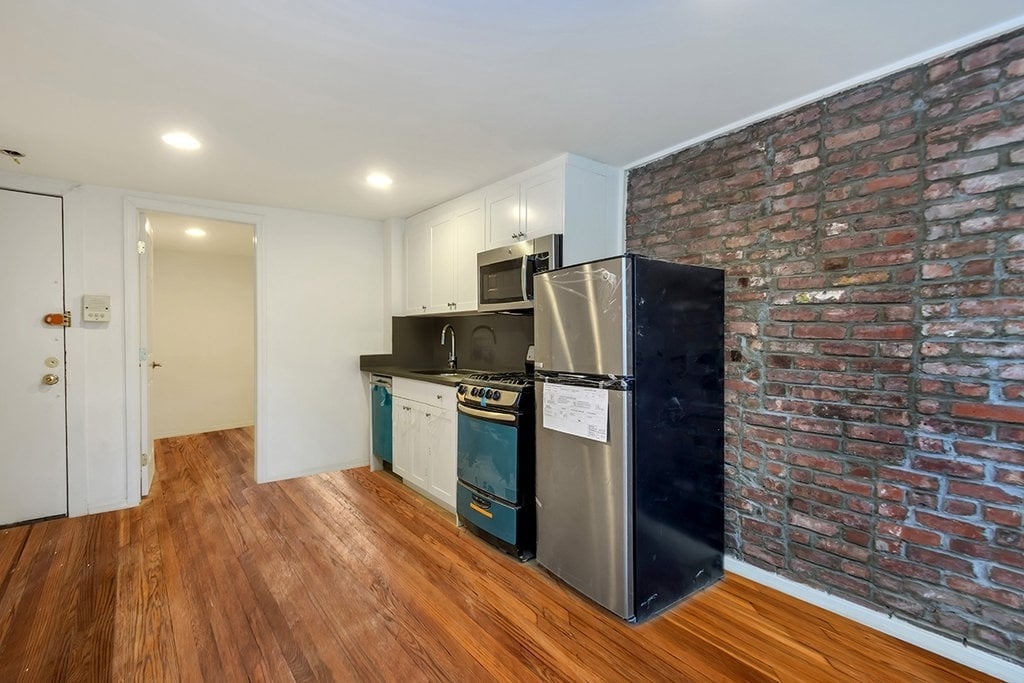 98 Christopher Street - Photo 1