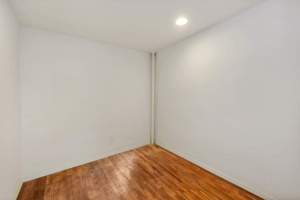 98 Christopher Street - Photo 2