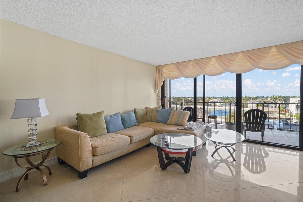 859 Jeffery Street - Photo 12