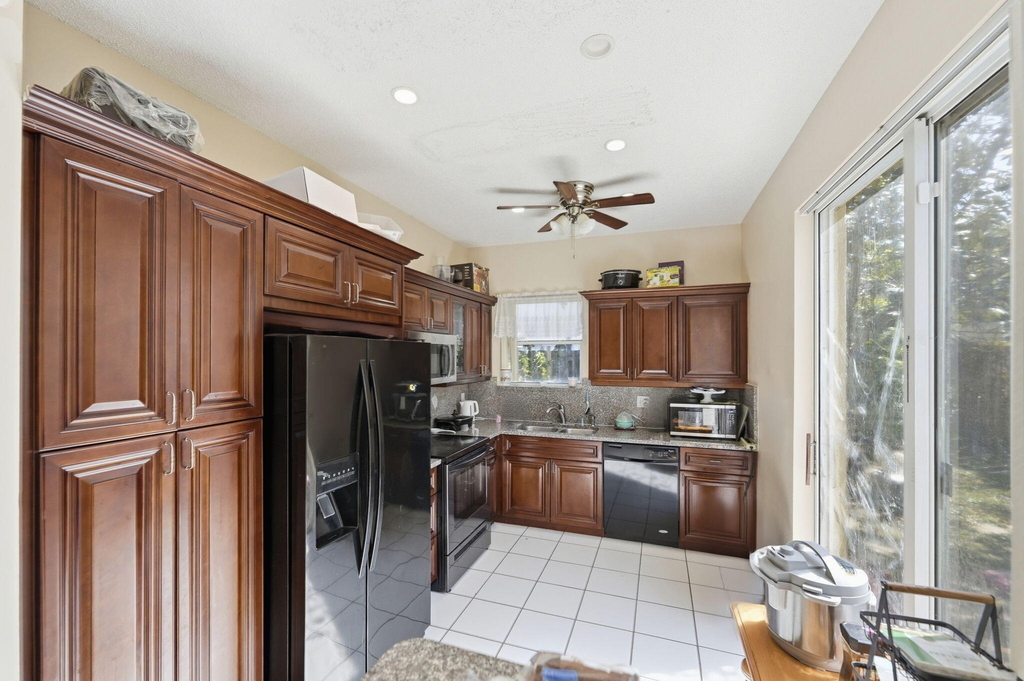 1239 Sussex Street - Photo 2