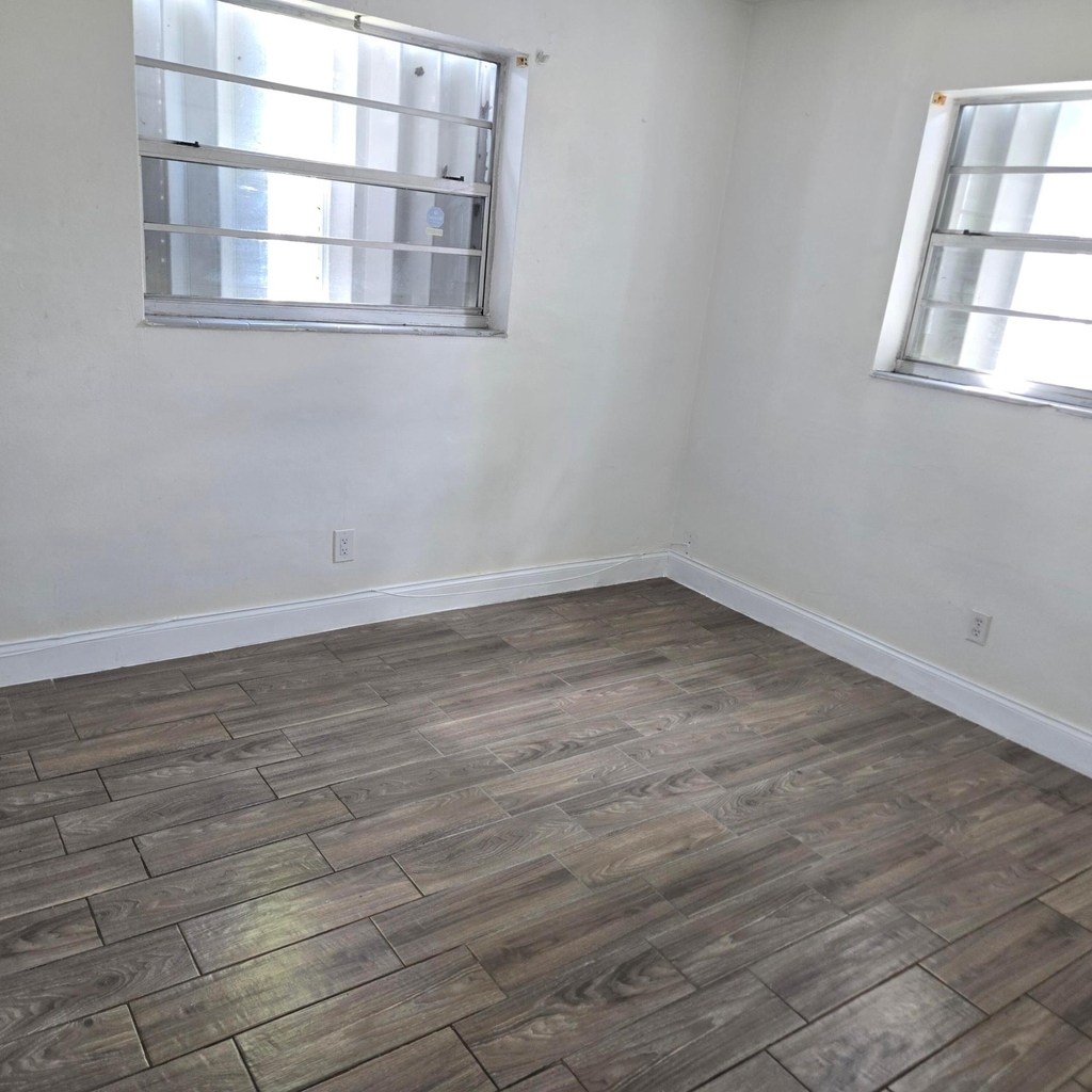 3860 Nw 8th Place - Photo 11