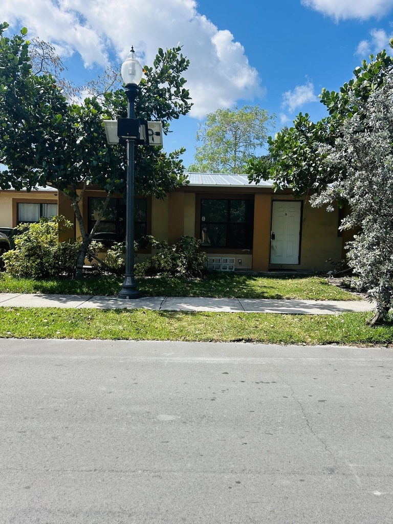 844 Nw 3rd Avenue - Photo 1
