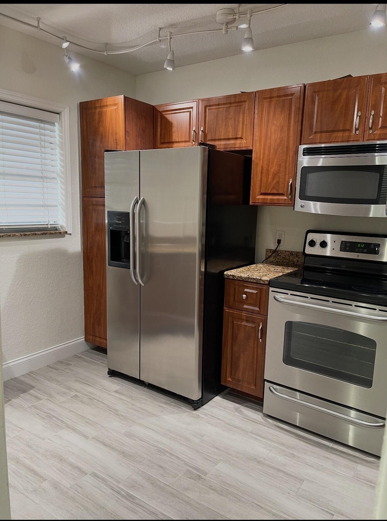 2820 Sw 22nd Avenue - Photo 2