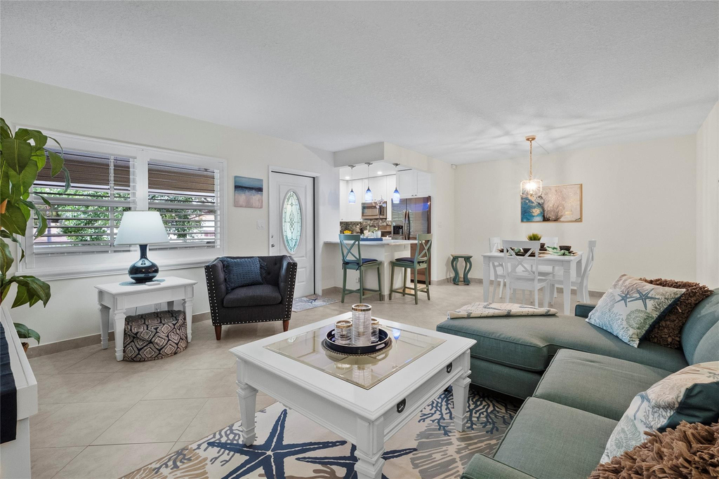 1340 Ne 28th Avenue - Photo 2
