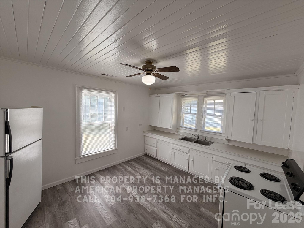 1604 Carolina Avenue - Photo 2
