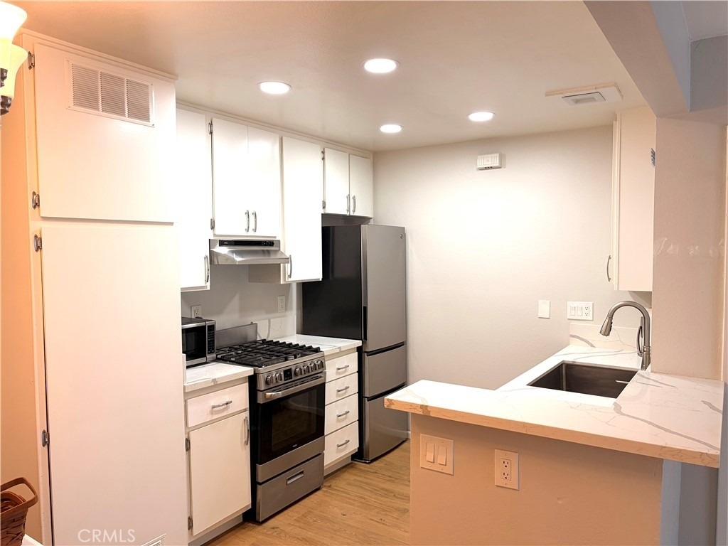 7025 Glade Avenue - Photo 4