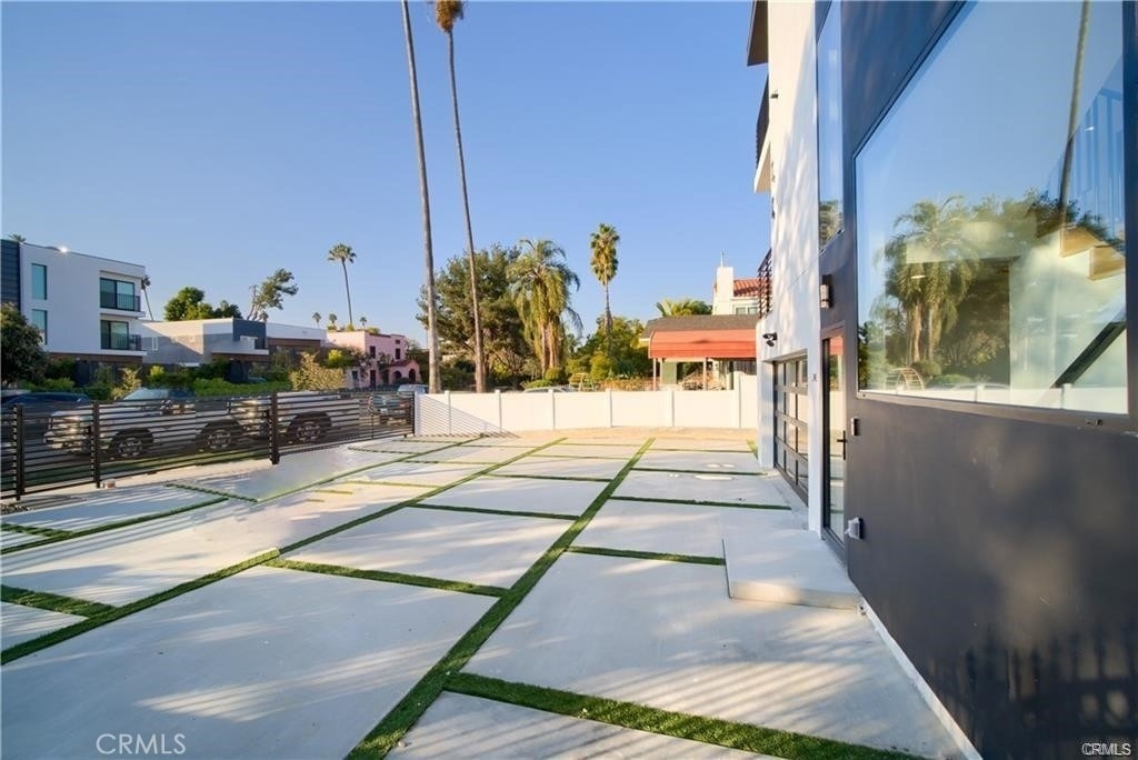 618 N Mariposa Avenue - Photo 1