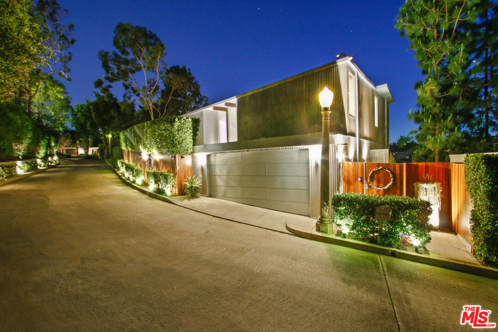 9416 Beverly Crest Drive - Photo 8
