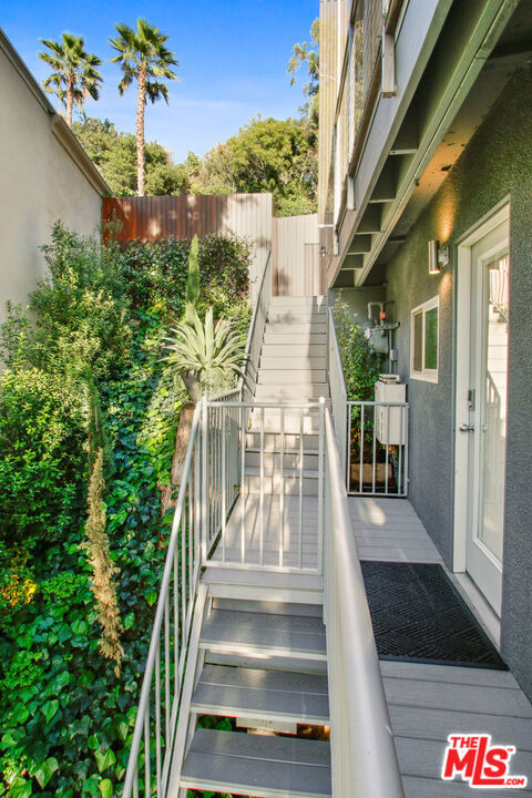 9416 Beverly Crest Drive - Photo 52